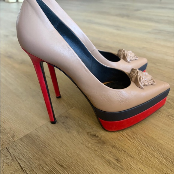 Versace Beige Leather Medusa Platform Pumps with Black and Red Accents - Picture 2 of 4